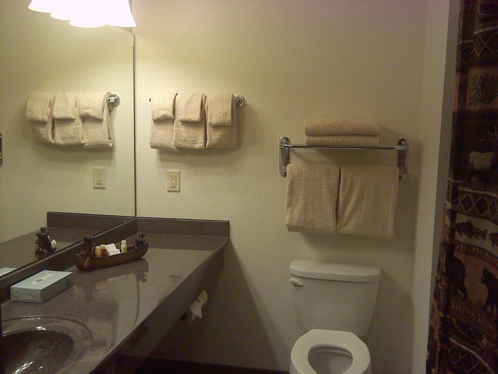 Junction Inn Suites & Conference Center Babbitt Habitación foto